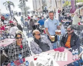  ?? MANU MITRU ?? Un camarero sirve cervezas junto a una playa, la pasada Semana Santa.