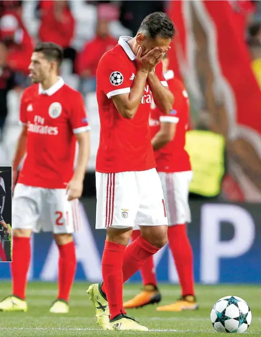  ??  ?? O desalento dos jogadores do Benfica com Jonas em primeiro plano