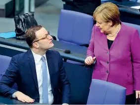  ??  ?? Alla Sanità Jens Spahn, 37 anni, futuro ministro della Salute, con la cancellier­a Angela Merkel, 63