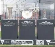  ??  ?? Los trofeos sin dueño del GP de Australia.