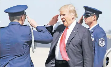  ?? FOTO: AP ?? Trump saluda a miembros de la Fuerza Aérea el viernes, en el Aeropuerto de Orlando, Florida.