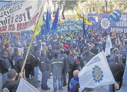  ?? Maximilian­o amena ?? La UOM protestó en Trabajo ayer contra el tope de 25% de aumento