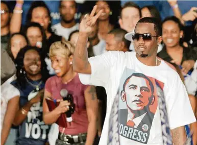  ??  ?? Obama hatte es leichter: Viele Stars – hier Sean „Diddy“Combs – waren auf seiner Wellenläng­e AP