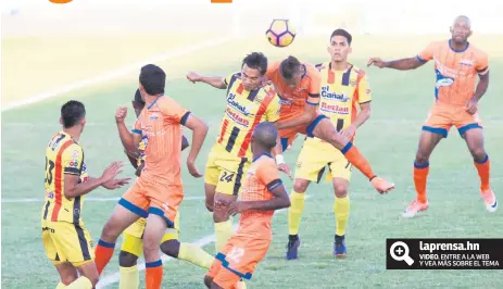  ??  ?? DEFENSA. El lateral derecho de Real España Odis Borjas le gana en el salto a la ofensiva de la UPN.