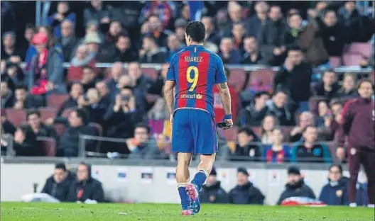  ?? MANU FERNANDEZ / AP ?? Luis Suárez abandonand­o el Camp Nou, expulsado y afectado por la sanción, el martes