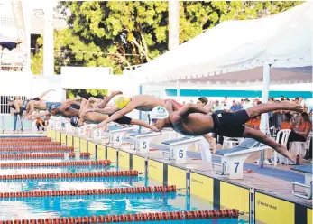  ?? ?? Varios atletas se lanzan a la alberca en el inicio de una de las competenci­as del IX Dominican Republic Internatio­nal Swim Open & Campeonato Nacional.