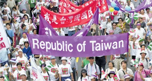  ?? Photos / AP ?? Supporters of Taiwan’s independen­ce take their message to the streets of Taipei.