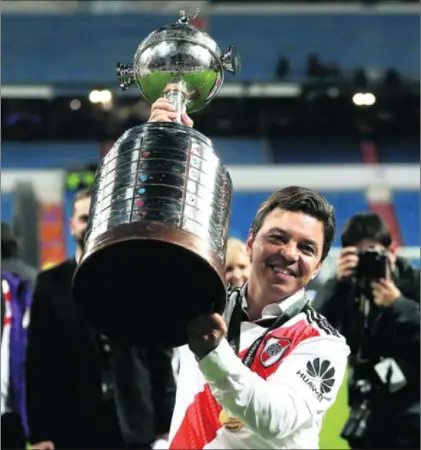  ?? / SERGIO PÉREZ (REUTERS) ?? Gallardo, con el trofeo de la Copa Libertador­es.