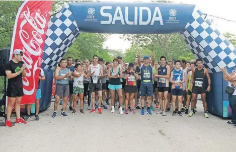  ??  ?? Todos los participan­tes esperando ansiosos en la línea de salida para comenzar a correr.