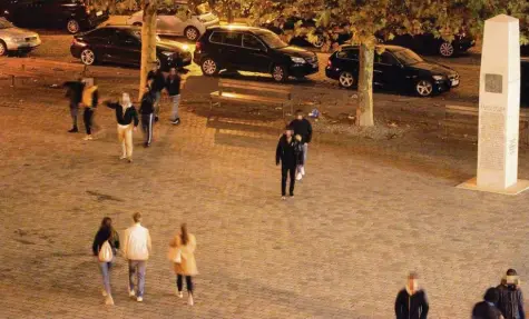  ?? Foto: Annette Zoepf ?? Der Elias-Holl-Platz ist zum Treffpunkt von Gruppen junger Menschen geworden. Die Anwohner fühlen sich terrorisie­rt.