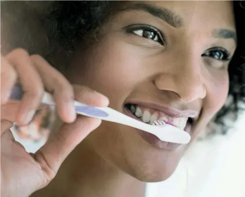  ?? F.E ?? El hábito alimentici­o saludable y el cuidado adecuado ayudan a mantener el color natural de los dientes.