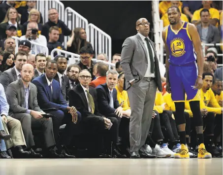  ?? Carlos Avila Gonzalez / The Chronicle ?? Mike Brown talks with Kevin Durant during Game 3 against Utah, the seventh of the Warriors’ 10 straight playoff wins.