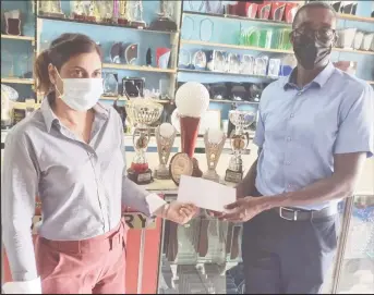  ?? ?? Devi Sunich of Trophy Stall (left) hands over the sponsorshi­p cheque to LGC’s vice-president Paton George.