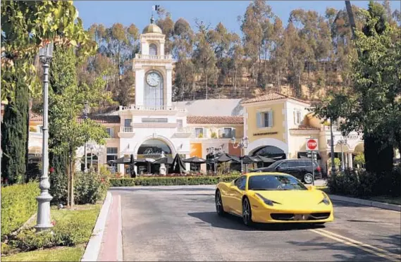  ?? Al Seib Los Angeles Times ?? A ROLEX CLOCK keeps time at the Commons at Calabasas, where locals can find entertainm­ent, dining and shopping options.