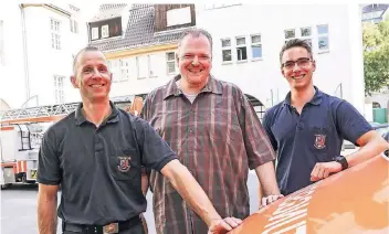  ?? RP-FOTO: MELANIE ZANIN ?? Die beiden Feuerwehrl­eute Michael Pfister (l.) und Jan-Dirk Lindenau, retteten Oliver Jansen.