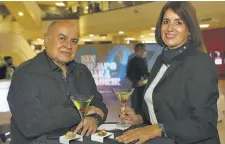 ?? ?? Elegancia. Rubén Estuardo Nájera Contreras, embajador de Guatemala junto a su esposa en la premier de James Bond.