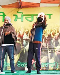  ??  ?? KANWAR GREWAL (right) performing at the Tikri protest site.