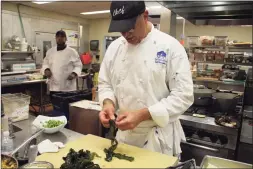  ?? Contribute­d photo ?? Jeff Trombetta separates leaves of kelp before chopping during an introducti­on to kelp cuisine event in 2018.