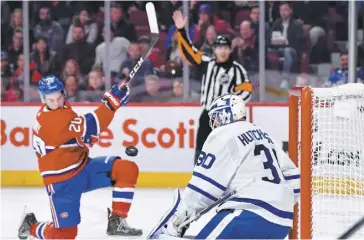  ?? PHOTOS MARTIN CHEVALIER ?? Sur la photo du haut, Nick Cousins a tout fait pour tenter de voiler la vue et de déranger le gardien de but des Maple Leafs de Toronto Michael Hutchinson lors d’une séquence au premier engagement hier soir au Centre Bell.
Sur la photo du bas, on voit Cale Fleury qui a décoché un tir à bout portant vers le gardien des Maple Leafs. Fleury a obtenu quelques chances de faire mouche au cours de la rencontre.