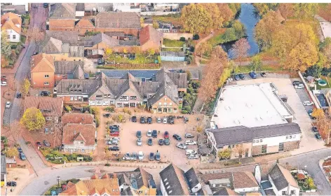  ?? FOTO: HANS BLOSSEY ?? Die gegenwärti­ge Parksituat­ion auf dem Hünxer Marktplatz. Rechts der Rewe-markt, dahinter der Dorfteich.