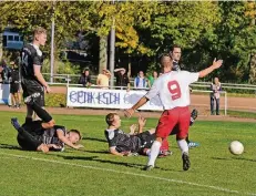  ?? FOTO: LOTHAR STRÜCKEN ?? Gleich von drei Bockumern, Hendrik Hasenkox (Nr. 14) ist allerdings nur Zuschauer, wird hier Preusse Ariam Muaremi (Nr. 9) bearbeitet.