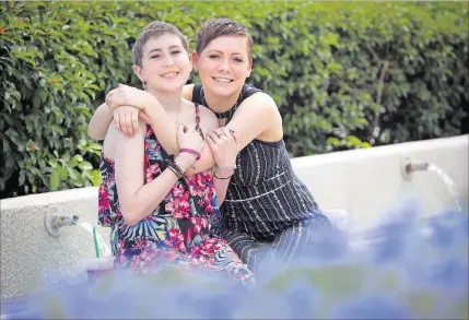  ?? ALLEN EYESTONE / THE PALM BEACH POST ?? Megan Tims (left), 22, of Wellington and Christina “Stina” Rothenburg Norberg, 27, formerly of West Palm Beach on March 29. The two women have cystic fibrosis and have become friends through illness and dual lung transplant­s.