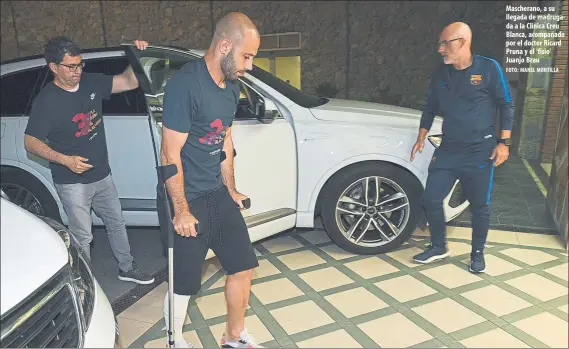  ?? FOTO: MANEL MONTILLA ?? Mascherano, a su llegada de madrugada a la Clínica Creu Blanca, acompañado por el doctor Ricard Pruna y el ‘fisio’ Juanjo Brau