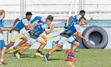  ??  ?? FUERZA. Leverón, Muma Fernández, Diego Rodríguez y Félix Crisanto tirando de las pesadas bolsas.