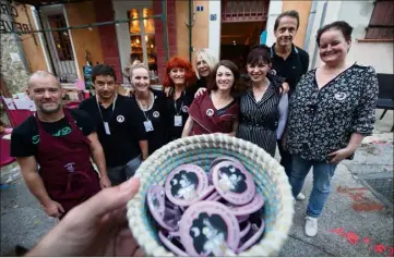  ?? (Photos Luc Boutria) ?? La solidarité autour de l’associatio­n « Sans toit, et si c’était toi » lors de l’événement, samedi soir, au cercle du Revest, « États Dames sur Macadam ».