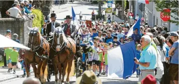  ?? ?? Beim prächtigen Festumzug mit Kutschen und Fahnenabor­dnungen durch Dinkelsche­rben säumten am Pfingstson­ntag Tausende Zuschauer die Straßen.