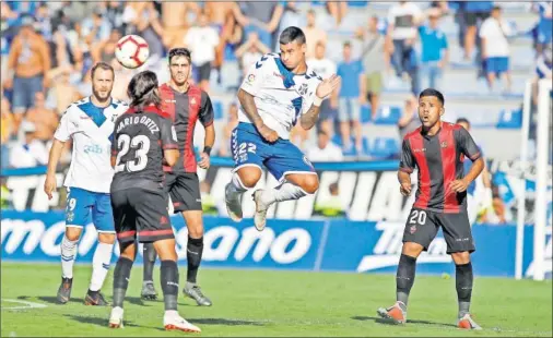  ??  ?? NEGADOS. Ni Nano, ni Malbasic ni nadie del Tenerife acertó ayer para poder superar a Reus que se llevó tres puntos de oro del Heliodoro.