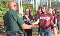  ?? ANDREA MELENDEZ/ USA TODAY NETWORK ?? Students return to Marjory Stoneman Douglas High School on Wednesday in Parkland, Fla.