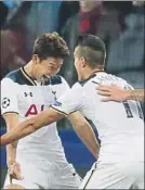  ?? FOTO: AP ?? Son celebra su gol con Lamela