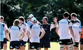  ?? Photograph: Bradley Kanaris/Getty Images ?? Head coach Dave Rennie talks with his players during a Wallabies training session on the Sunshine Coast.