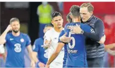  ?? FOTO: FERNANDEZ/AP ?? Chelseas Trainer Thomas Tuchel (rechts) umarmt seinen Spieler Jorginho nach dem Einzug ins Halbfinale der Champions League.