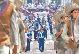  ??  ?? En la capital poblana celebraron el 155 aniversari­o con tradiciona­l desfile.