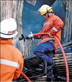  ??  ?? Firefighte­rs trying to stop the spread of fire at one of the settlement in Nabua, Suva.