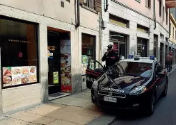  ??  ?? Via XX Settembre I carabinier­i davanti al kebab dove è avvenuto l’alterco