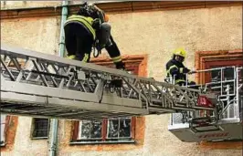  ??  ?? Durch das Fenster wurde per Drehleiter der zweite Vermisste geborgen.