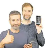  ??  ?? Ob für sich selbst oder als Geschenk: Der Online-Kurs von Andreas Dautermann (links) und Kristoffer Braun bietet praktische Smartphone-Erkenntnis­se!
FOTO: LEVATO