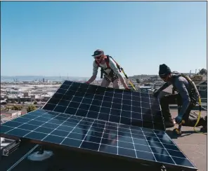  ?? (Bloomberg/Michaela Vatcheva) ?? Workers install solar panels at a home in San Francisco last month.