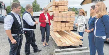  ?? FOTO: SCHICK ?? Zimmermeis­ter Georg Frankenhau­ser, sein Sohn, seine Frau und seine Tochter im Gespräch mit Ministerin Anja Karliczek (3. v. l.) und der Bundestags­abgeordnet­en Ronja Kemmer (3. v. r.)