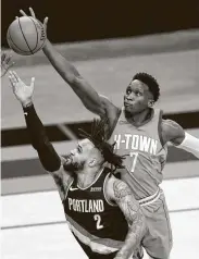  ?? Yi-Chin Lee / Staff photograph­er ?? Victor Oladipo (7) was key to the Rockets erasing a 20-point deficit and beating the Trail Blazers.