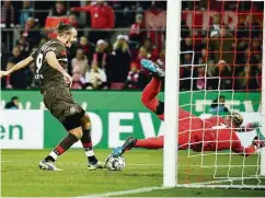  ??  ?? Hoffnungss­chimmer: Alex Meier staubt zum 1:1 ab, Keeper Horn ist chancenlos. Viel mehr hatte St. Pauli aber nicht im Köcher.