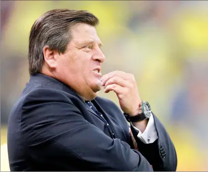  ??  ?? En la preparació­n para la serie de liguilla ante Cruz Azul, Miguel Herrera trabajará con su plantel en la definición frente al arco ■ Foto Jam Media