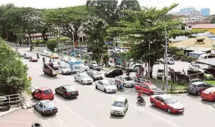  ?? PIC BY ROSDAN WAHID ?? Speeding motorists in Jalan Sungai Tua, in Taman Selayang, Selangor, are making patients to the Selayang Baru Health Clinic fear for their lives.