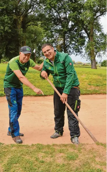  ?? Foto: Cordula Homann ?? Josef Hatzenbühl­er (links) und sein Praktikant Dominik Schumacher auf dem Golfplatz in Dillingen.