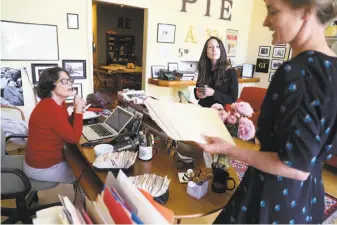  ?? Scott Strazzante / The Chronicle ?? Sydney Goldstein (left) brainstorm­s with Kate Goldstein-Breyer and Holly Mulder-Wollan.