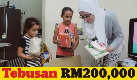  ??  ?? ANAK pelarian Syria menjadi pelarian yang menetap di Apartmen Permai Puteri, Ampang menerima bantuan.