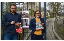  ??  ?? Eric Mazier et Anne-Laure Chausserie ont présenté les nouveaux guides touristiqu­es et dévoilé les règles du jeu de l’Enquête médiévale.